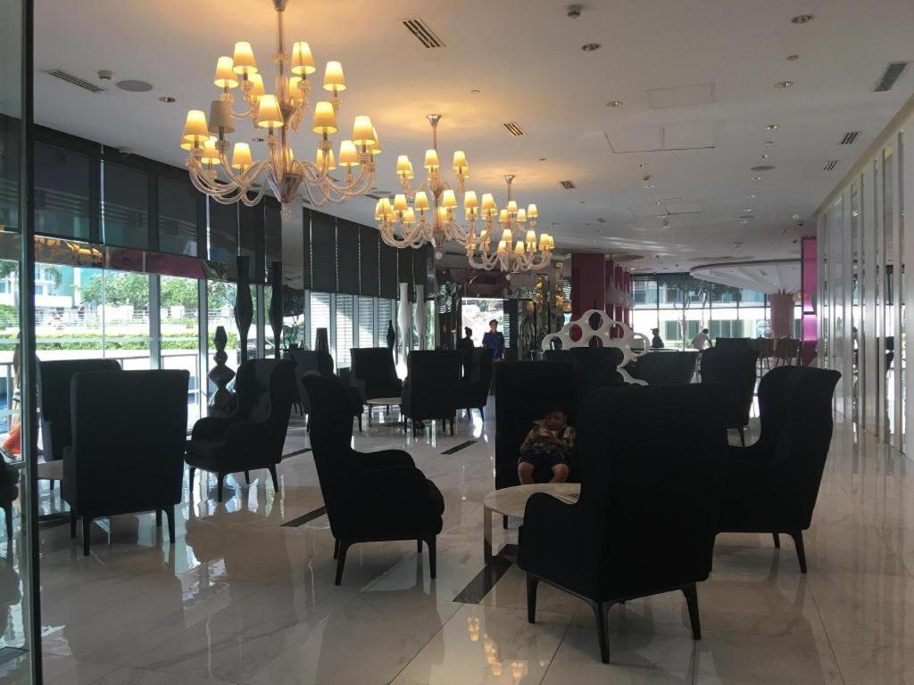 Manila Urban Resort At Azure Εξωτερικό φωτογραφία