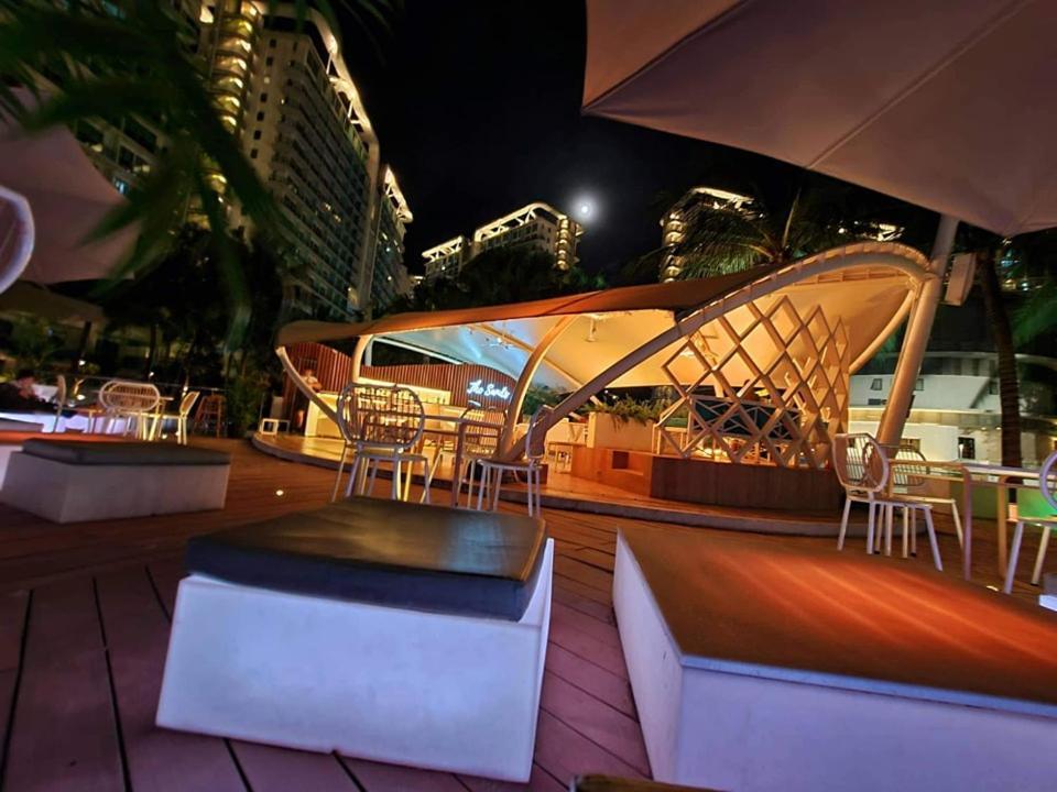 Manila Urban Resort At Azure Εξωτερικό φωτογραφία