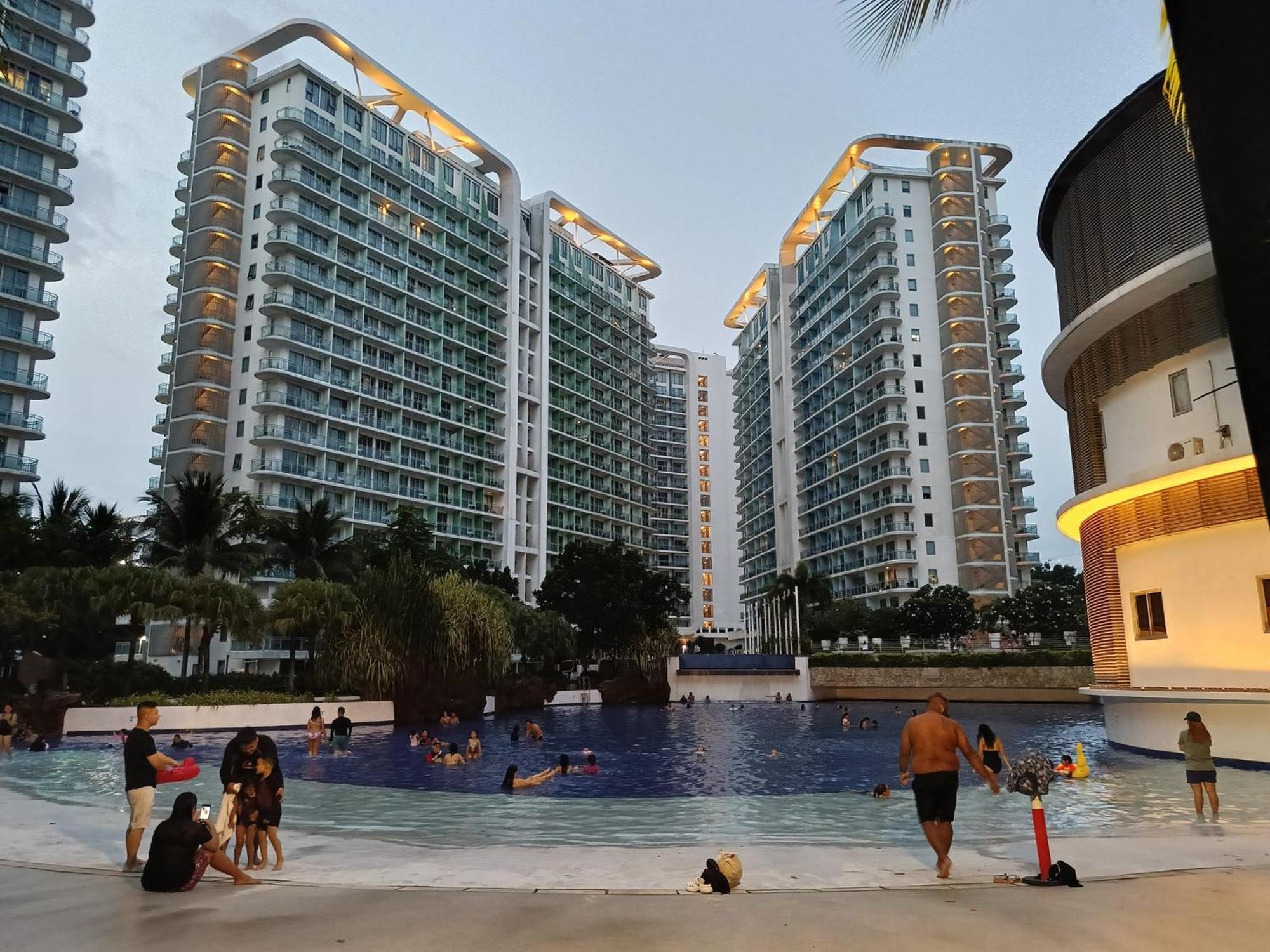 Manila Urban Resort At Azure Εξωτερικό φωτογραφία