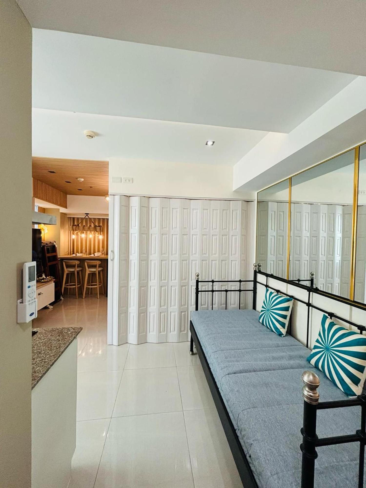 Manila Urban Resort At Azure Εξωτερικό φωτογραφία