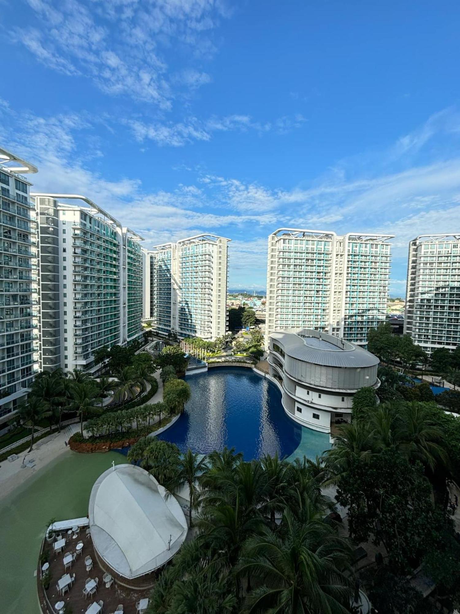 Manila Urban Resort At Azure Εξωτερικό φωτογραφία