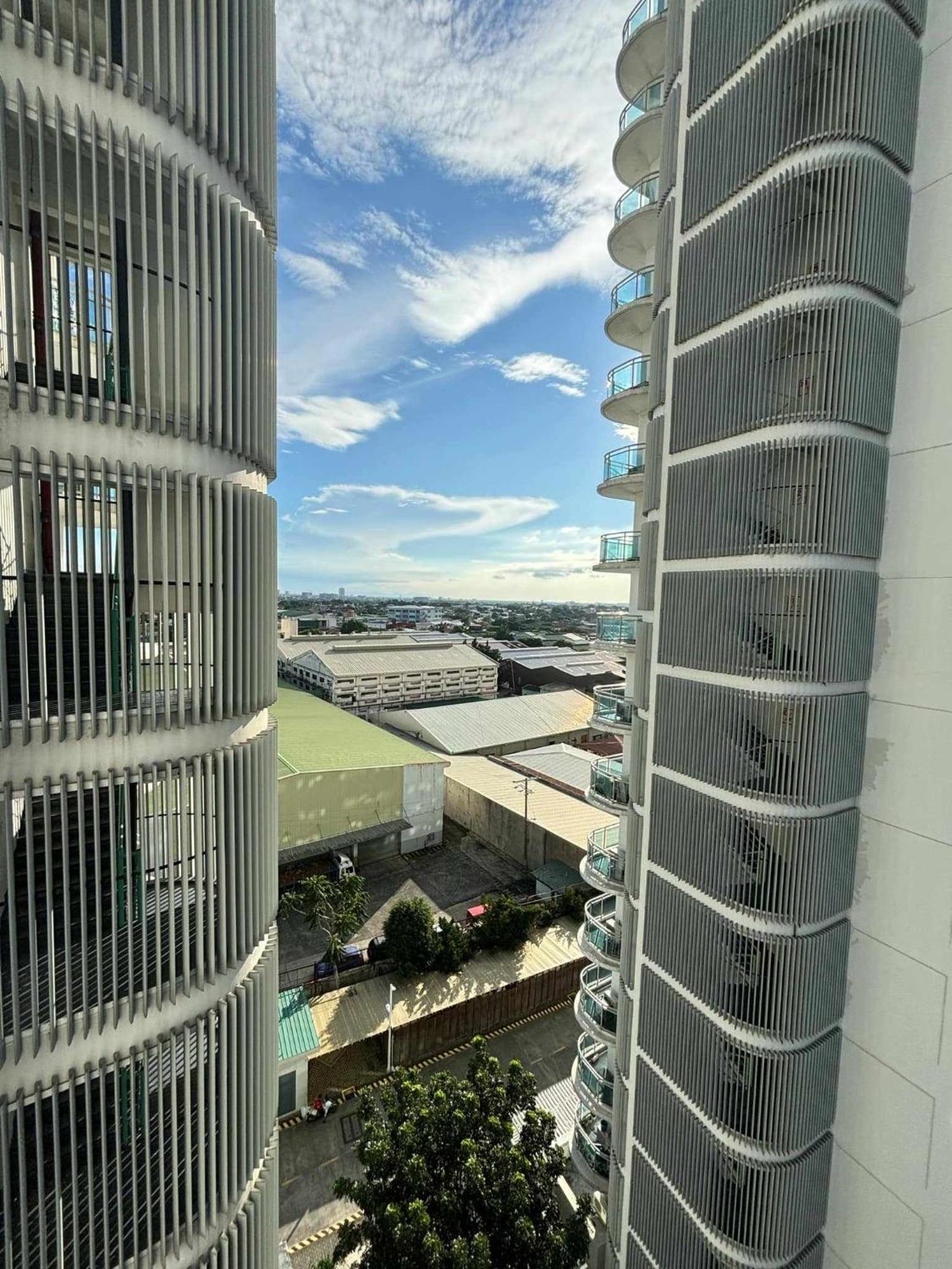 Manila Urban Resort At Azure Εξωτερικό φωτογραφία
