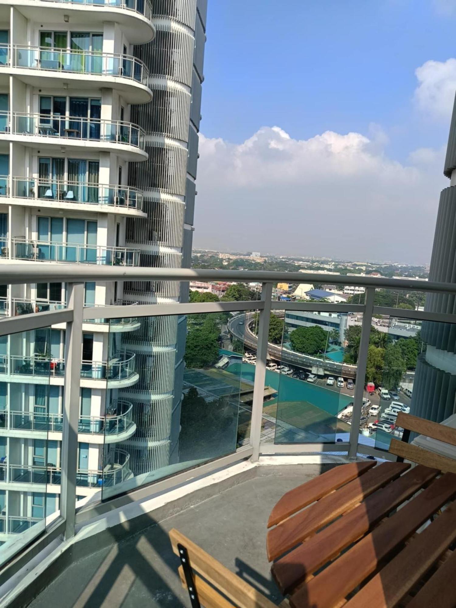 Manila Urban Resort At Azure Εξωτερικό φωτογραφία