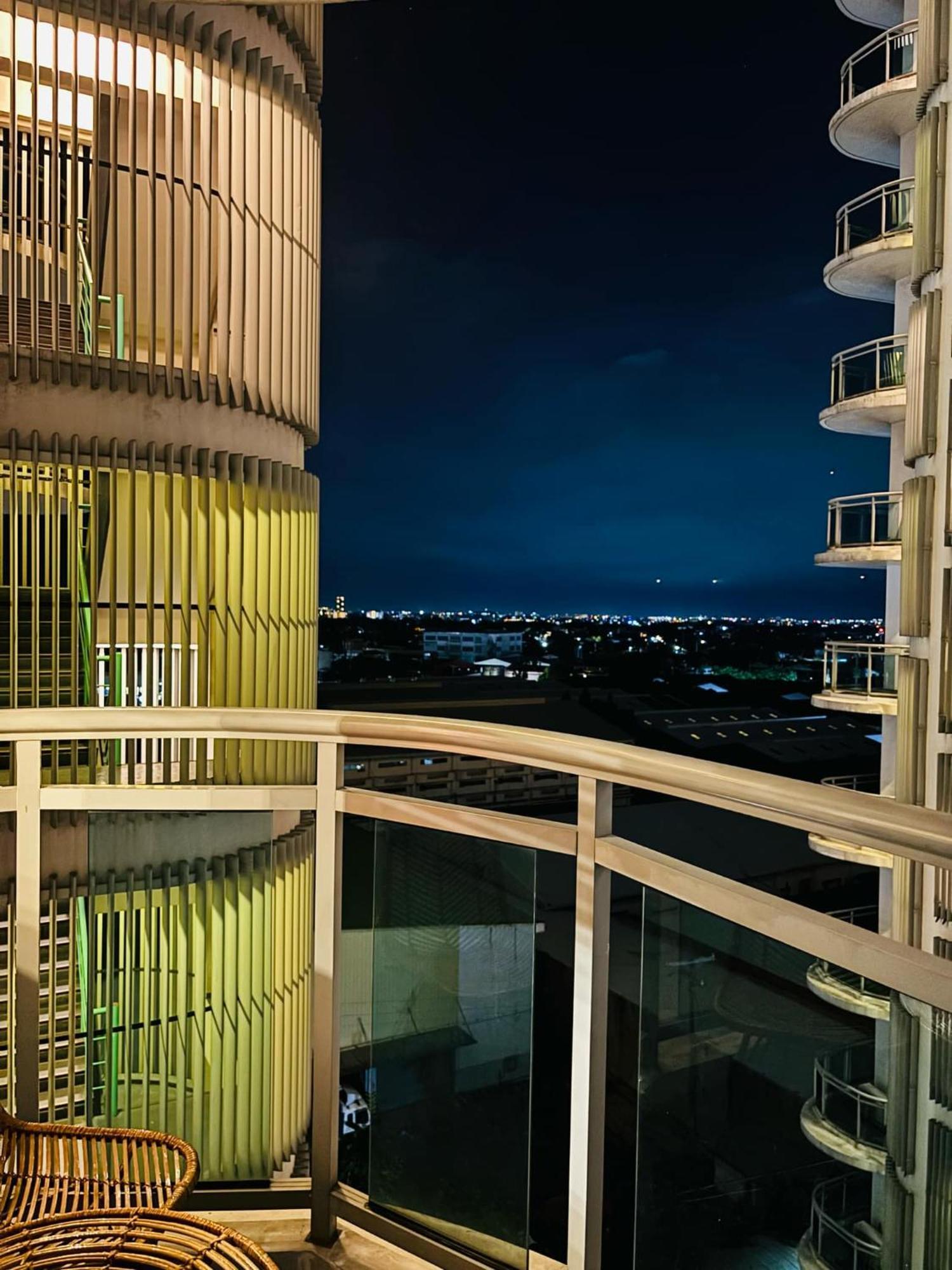 Manila Urban Resort At Azure Εξωτερικό φωτογραφία